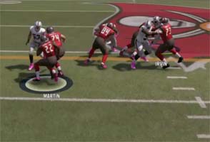 Madden NFL 17 - CPU runs into pulling guard