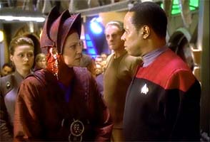 Star Trek Deep Space Nine - Winn confronts Sikso