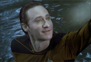 Star Trek TNG - Data lifting Wesley
