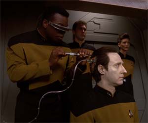 Star Trek TNG - Geordi repairing Data