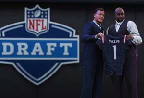 Madden 25 - draftee posing with commissioner
